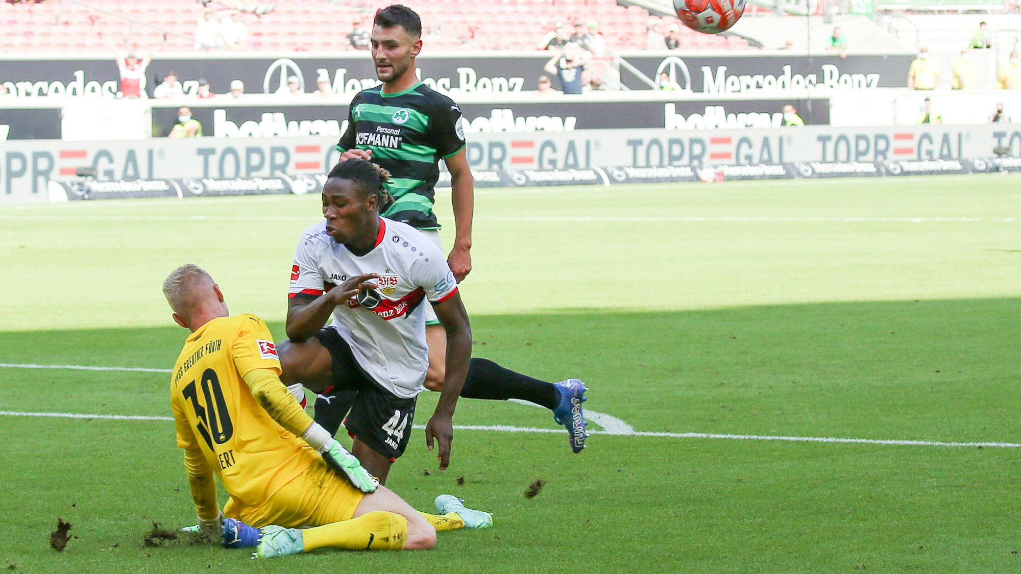 Mohamed Sankoh verletzte sich bei diesem Zusammenprall mit Torhüter Sascha Burchert.