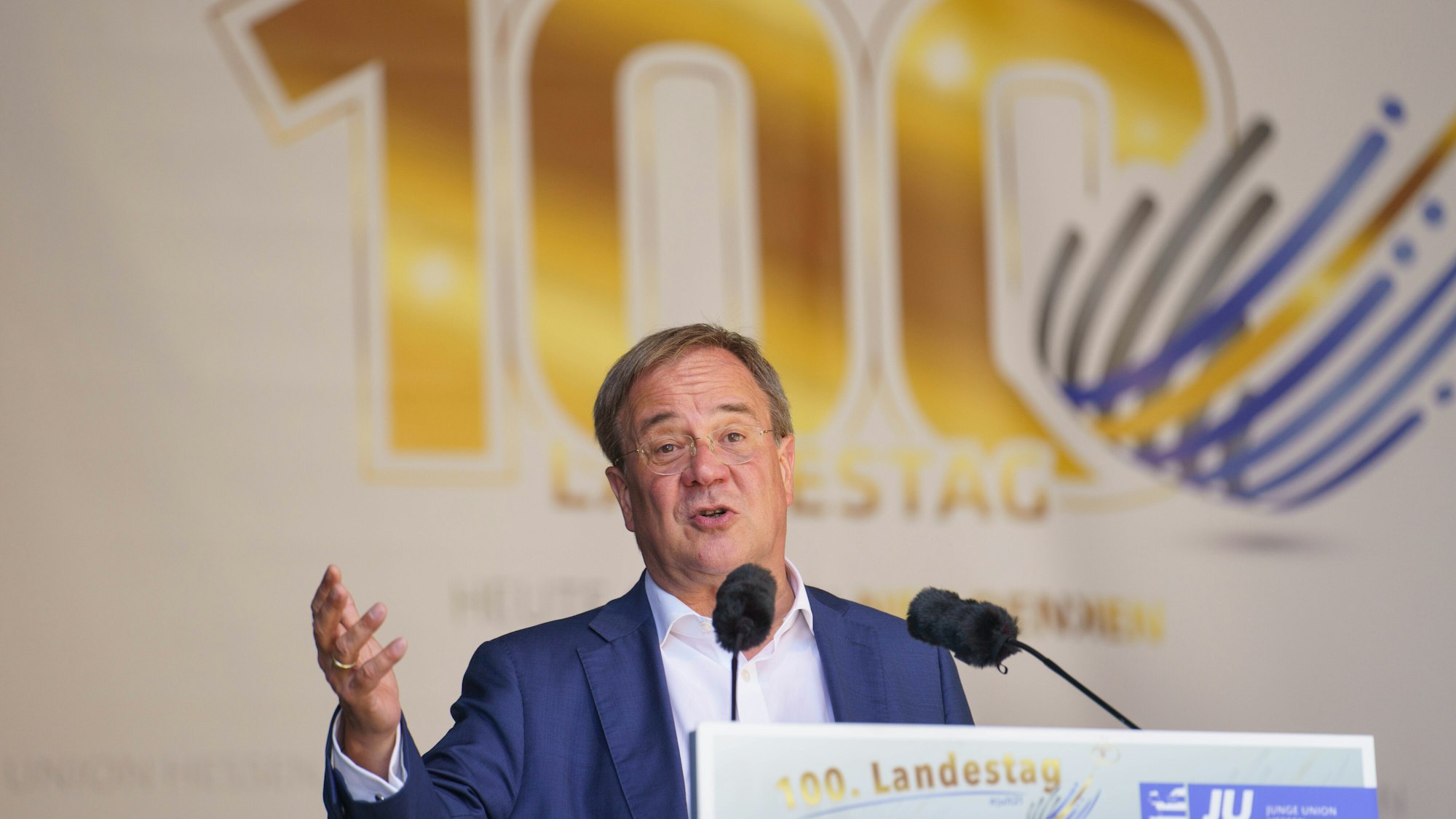 Der CDU-Vorsitzende und Kanzlerkandidat Armin Laschet spricht zu den Delegierten beim Landestag der Jungen Union  Hessen in der Anlage des Klosters Schiffenberg.
