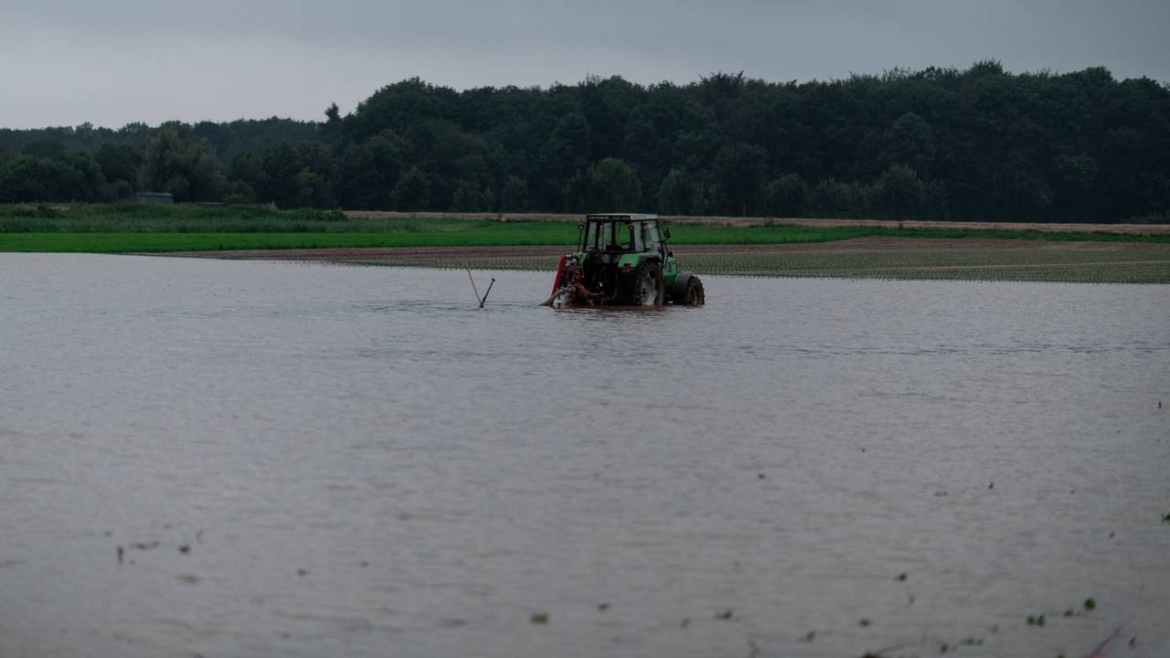 Ein Traktor steht auf einem gefluteten Feld bei Heimerzheim.