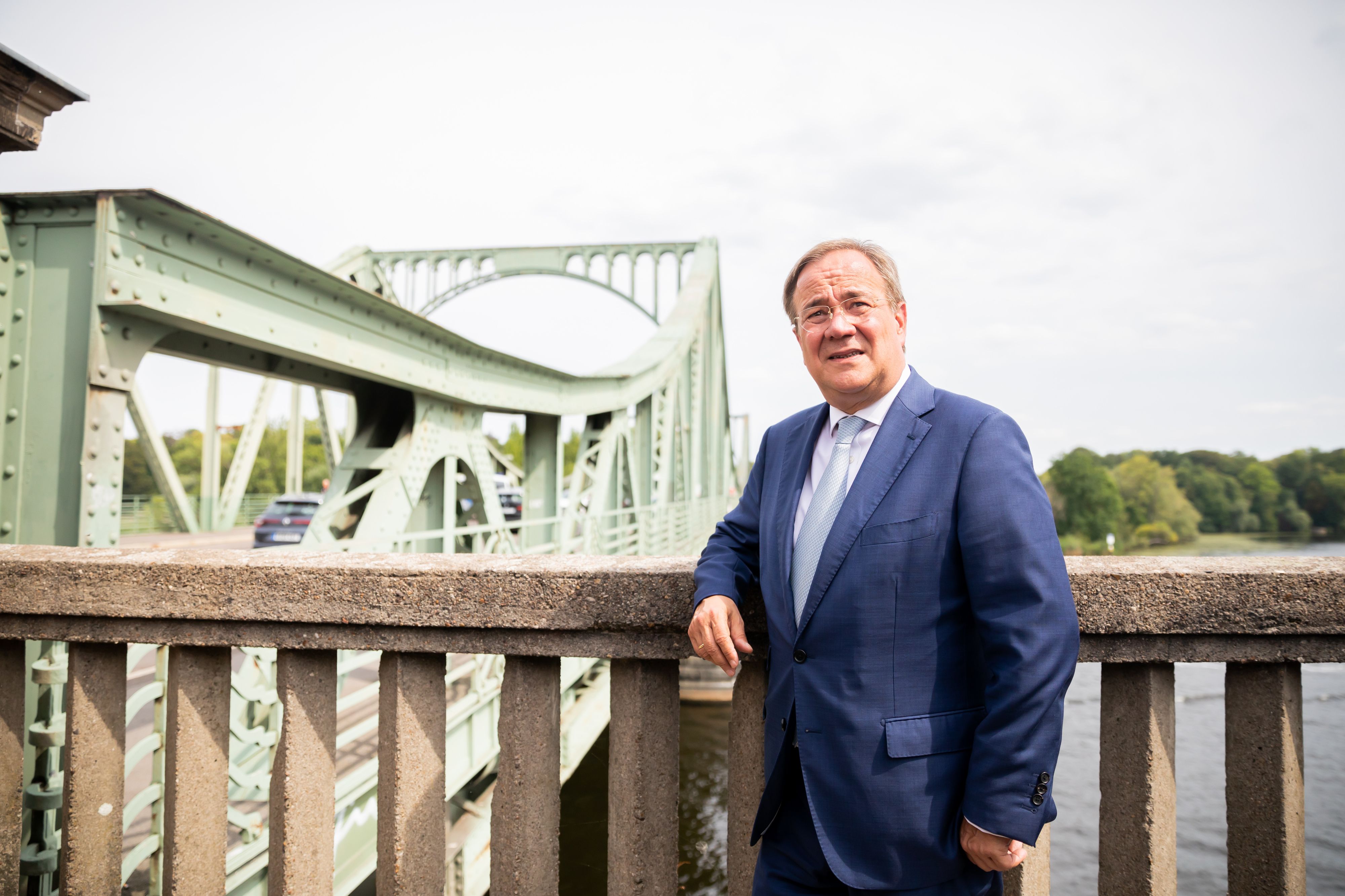 Armin Laschet, CDU-Kanzlerkandidat, steht vor Beginn einer Gedenkveranstaltung anlässlich des 60. Jahrestags des Baus der Berliner Mauer vor der Glienicker Brücke.