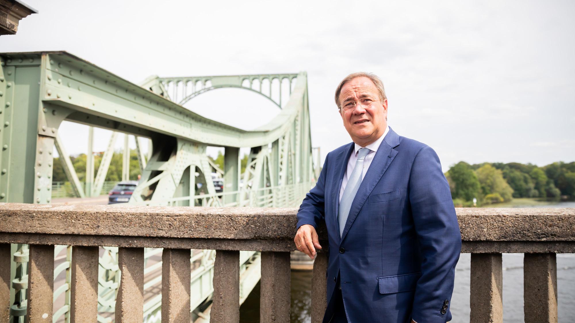 Armin Laschet, CDU-Kanzlerkandidat, steht vor Beginn einer Gedenkveranstaltung anlässlich des 60. Jahrestags des Baus der Berliner Mauer vor der Glienicker Brücke.