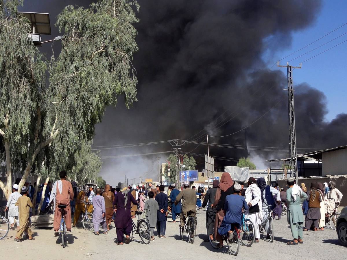 Rauchschwaden steigen nach Kämpfen zwischen Taliban und afghanischen Sicherheitskräften in Kandahar in den Himmel.