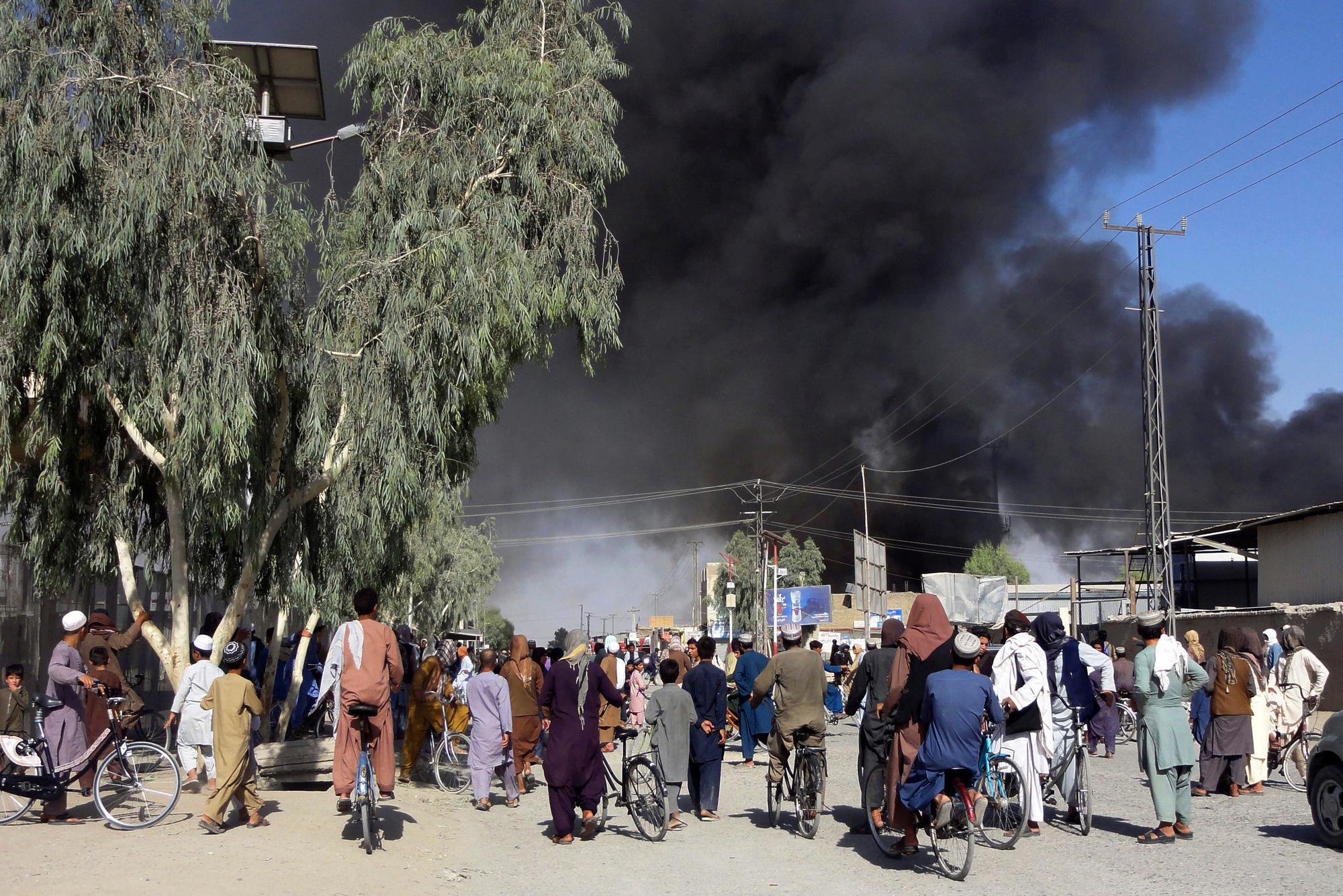 Rauchschwaden steigen nach Kämpfen zwischen Taliban und afghanischen Sicherheitskräften in Kandahar in den Himmel.