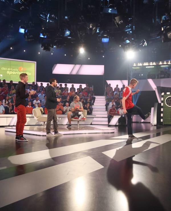 Ein Gast schießt den Ball beim Torwandschießen im ZDF-Sportstudio.