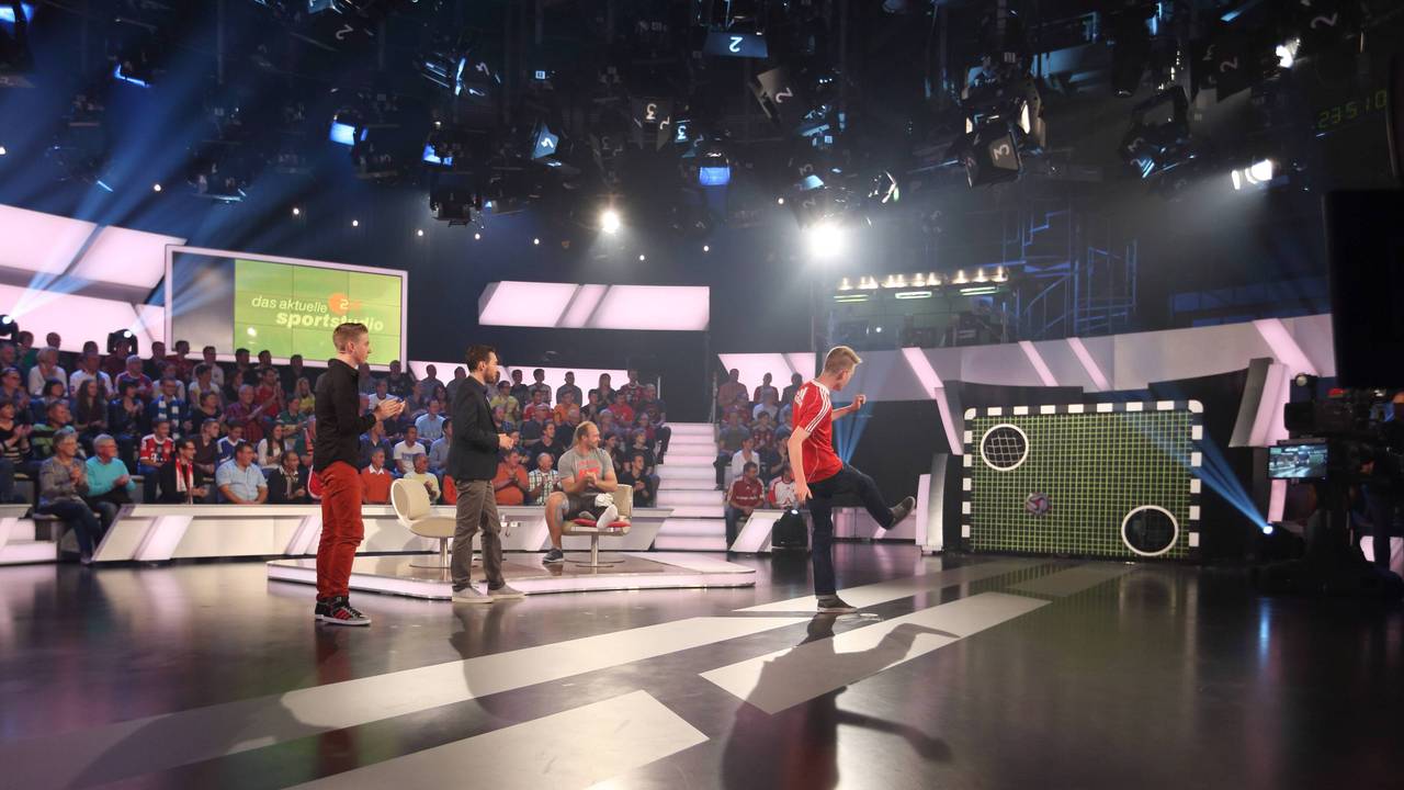 Ein Gast schießt den Ball beim Torwandschießen im ZDF-Sportstudio.