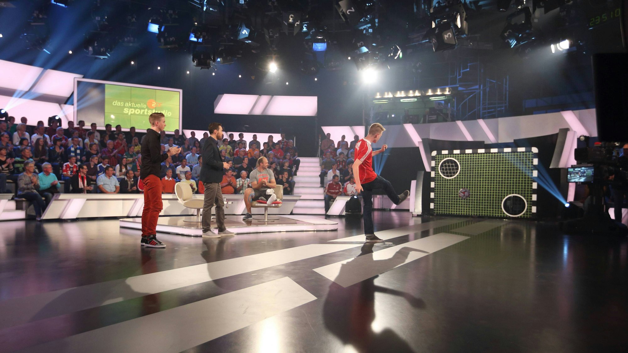 Ein Gast schießt den Ball beim Torwandschießen im ZDF-Sportstudio.