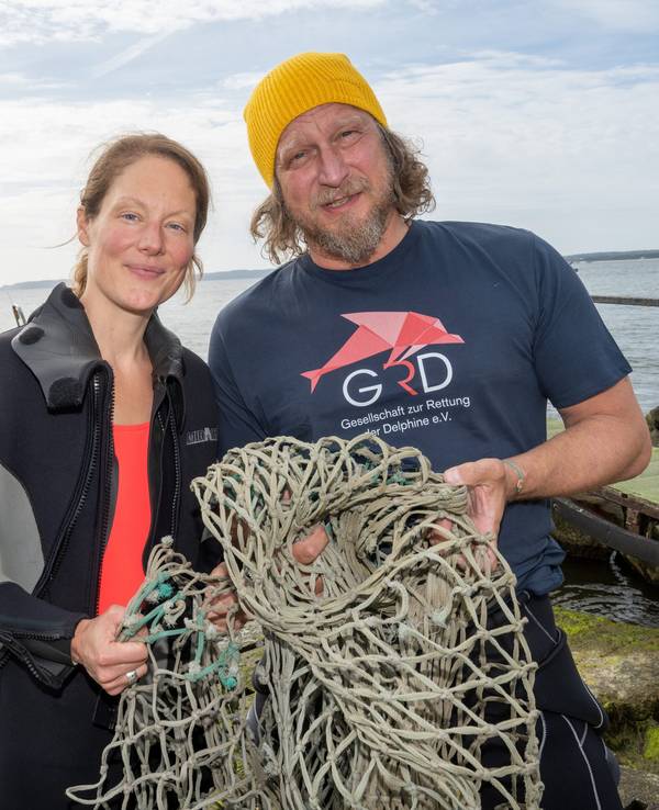 Das Schauspieler-Paar Tessa Mittelstaedt (47) und Matthias Komm (54) steht vor einem Tauchgang in die Ostsee vor der Insel Rügen an der Tauchbasis Mukran mit einem Netz in der Hand da. Das Schauspieler-Paar ist für den Umwelt- und Tierschutz vor Rügen tauchen gegangen. Ihr Ziel ist es, zusammen mit anderen Tauchern herrenlose Netze - sogenannte Geisternetze - aus der Ostsee zu bergen.