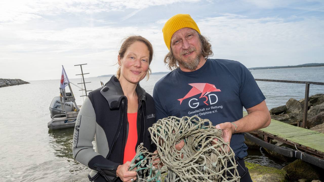 Das Schauspieler-Paar Tessa Mittelstaedt (47) und Matthias Komm (54) steht vor einem Tauchgang in die Ostsee vor der Insel Rügen an der Tauchbasis Mukran mit einem Netz in der Hand da. Das Schauspieler-Paar ist für den Umwelt- und Tierschutz vor Rügen tauchen gegangen. Ihr Ziel ist es, zusammen mit anderen Tauchern herrenlose Netze - sogenannte Geisternetze - aus der Ostsee zu bergen.