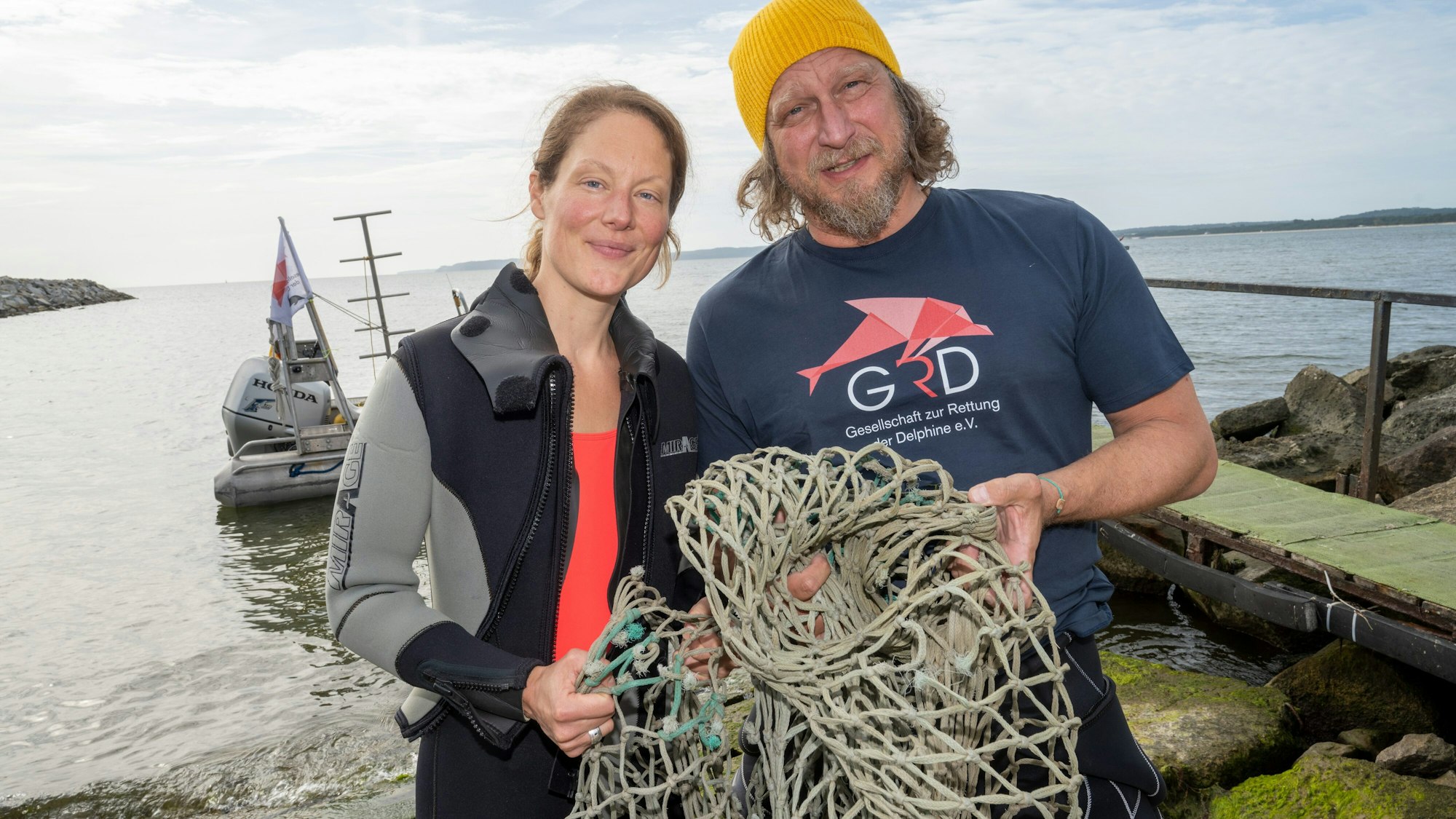 Das Schauspieler-Paar Tessa Mittelstaedt (47) und Matthias Komm (54) steht vor einem Tauchgang in die Ostsee vor der Insel Rügen an der Tauchbasis Mukran mit einem Netz in der Hand da. Das Schauspieler-Paar ist für den Umwelt- und Tierschutz vor Rügen tauchen gegangen. Ihr Ziel ist es, zusammen mit anderen Tauchern herrenlose Netze - sogenannte Geisternetze - aus der Ostsee zu bergen.