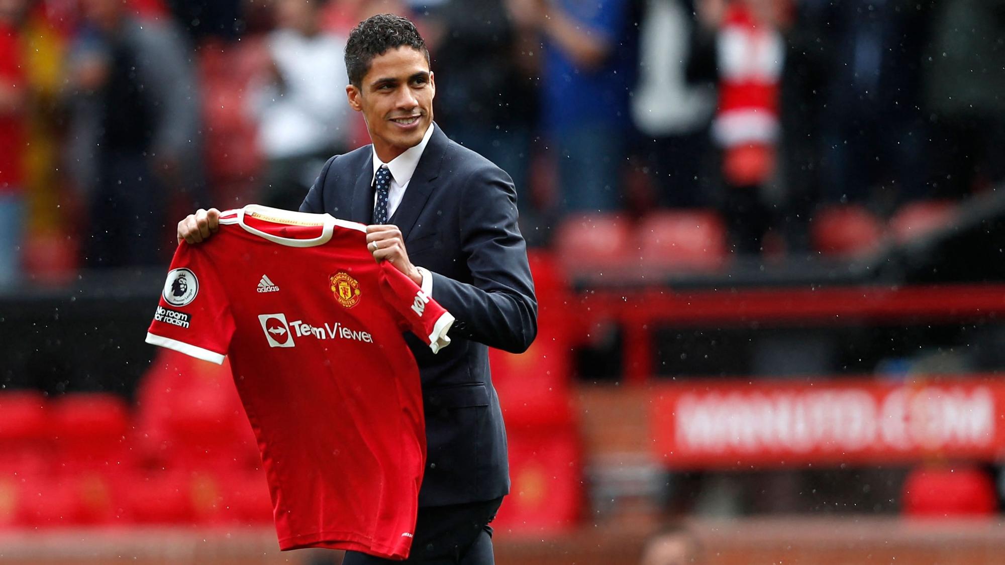 Raphael Varane wird bei Manchester United vorgestellt und hält sein Trikot mit der Nummer 19