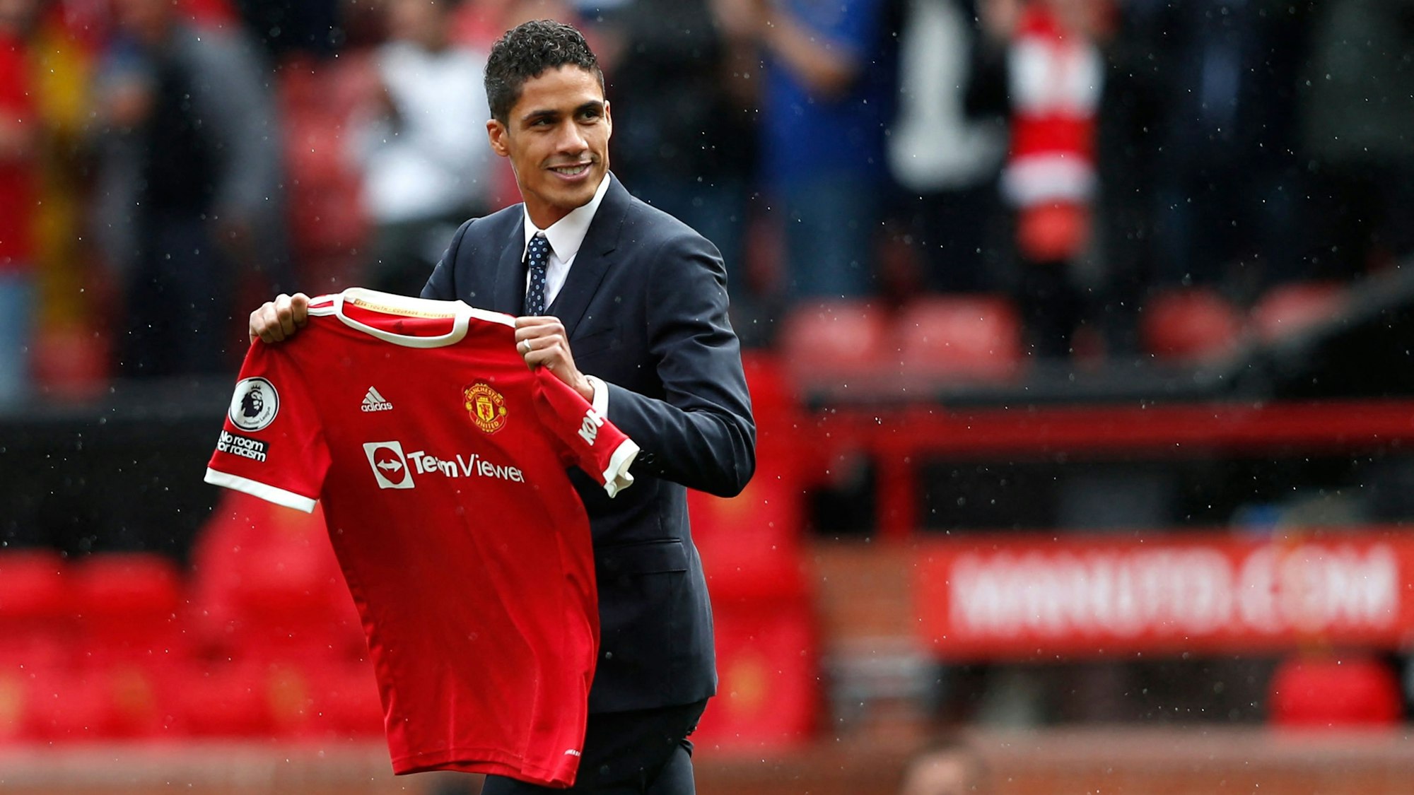 Raphael Varane wird bei Manchester United vorgestellt und hält sein Trikot mit der Nummer 19