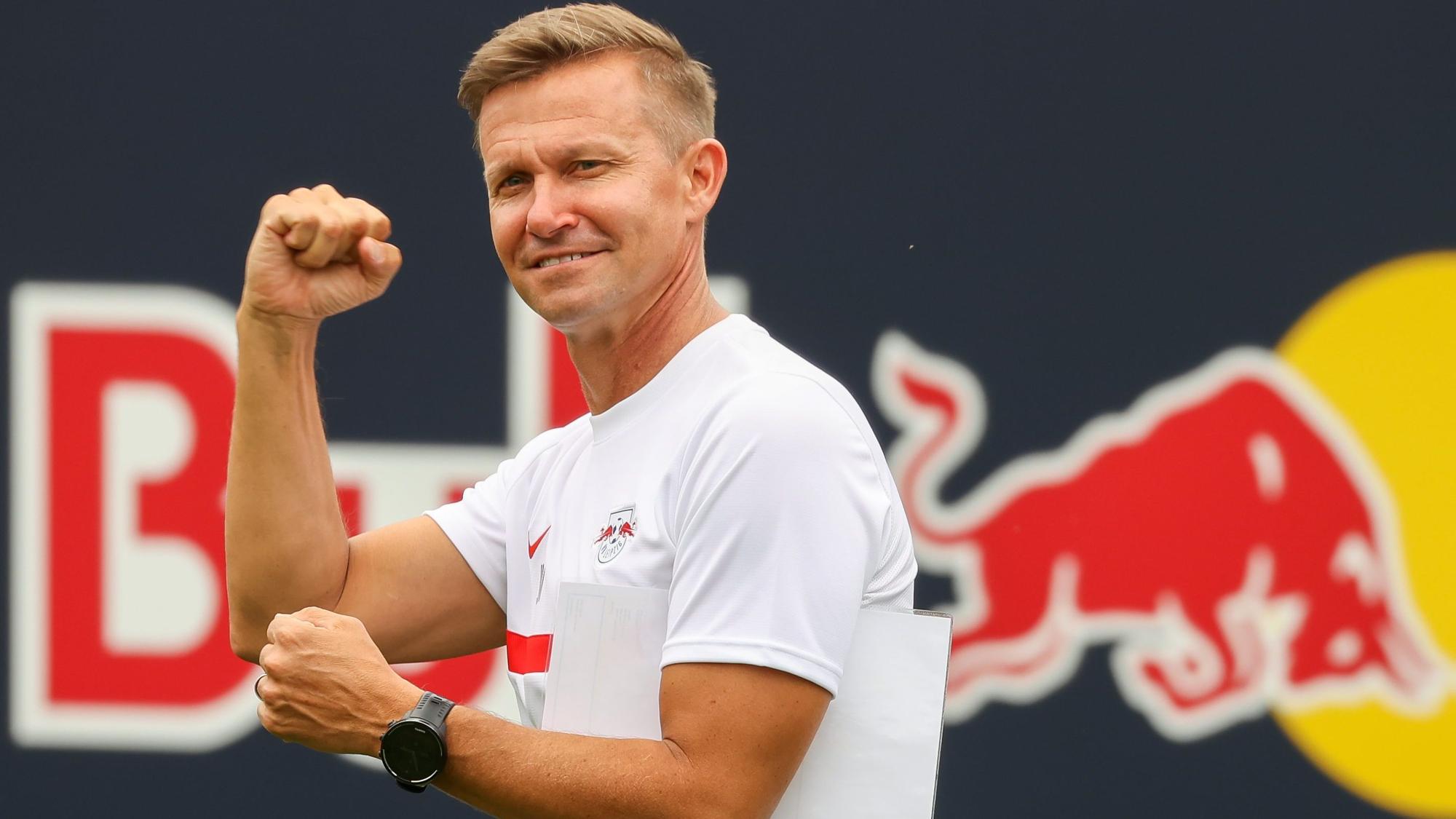 RB Leipzigs Trainer Jesse Marsch ballt die Faust