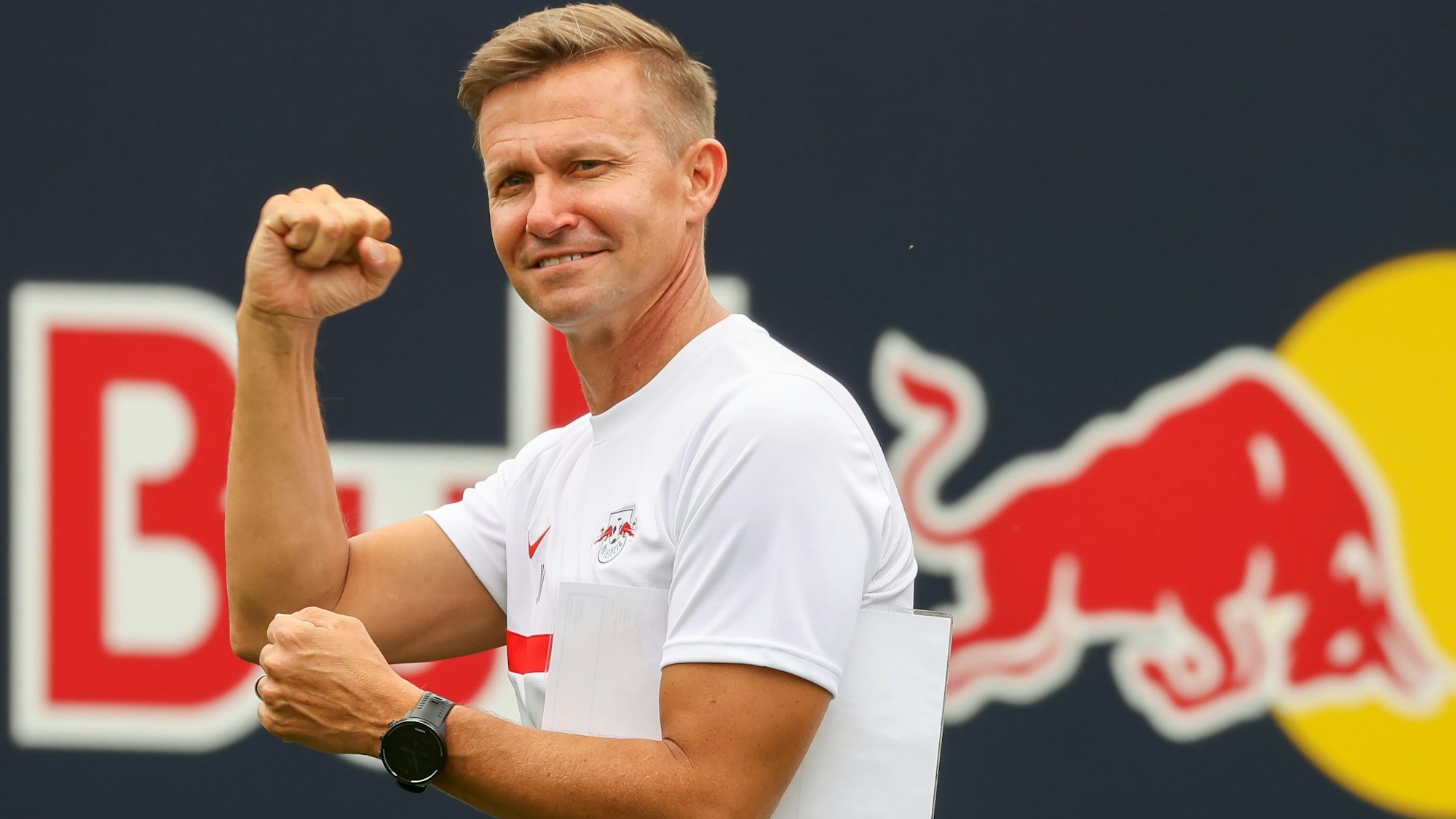 RB Leipzigs Trainer Jesse Marsch ballt die Faust