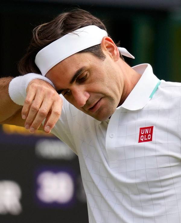 Der Schweizer Roger Federer wischt sich im Wimbledon-Viertelfinale gegen Hubert Hurkacz den Schweiß von der Stirn.