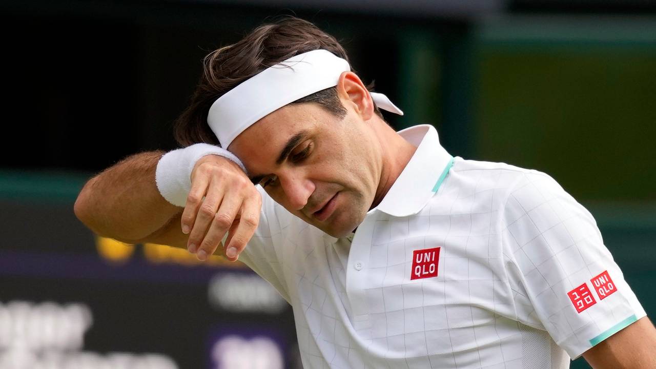 Der Schweizer Roger Federer wischt sich im Wimbledon-Viertelfinale gegen Hubert Hurkacz den Schweiß von der Stirn.