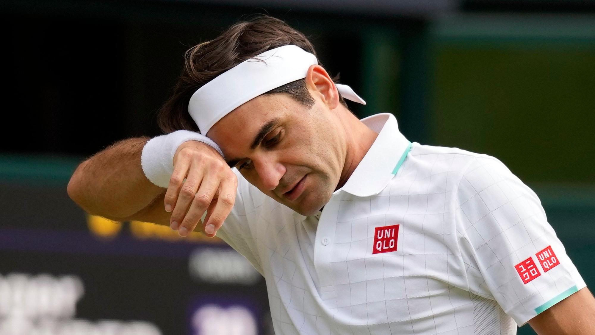 Der Schweizer Roger Federer wischt sich im Wimbledon-Viertelfinale gegen Hubert Hurkacz den Schweiß von der Stirn.