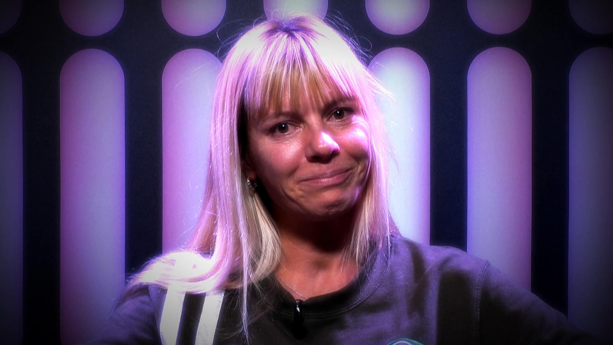 Babs Kijewski hat bei „Promi BB 2021“ Tränen in den Augen, als sie von Mobbing und Magersucht berichtet.
