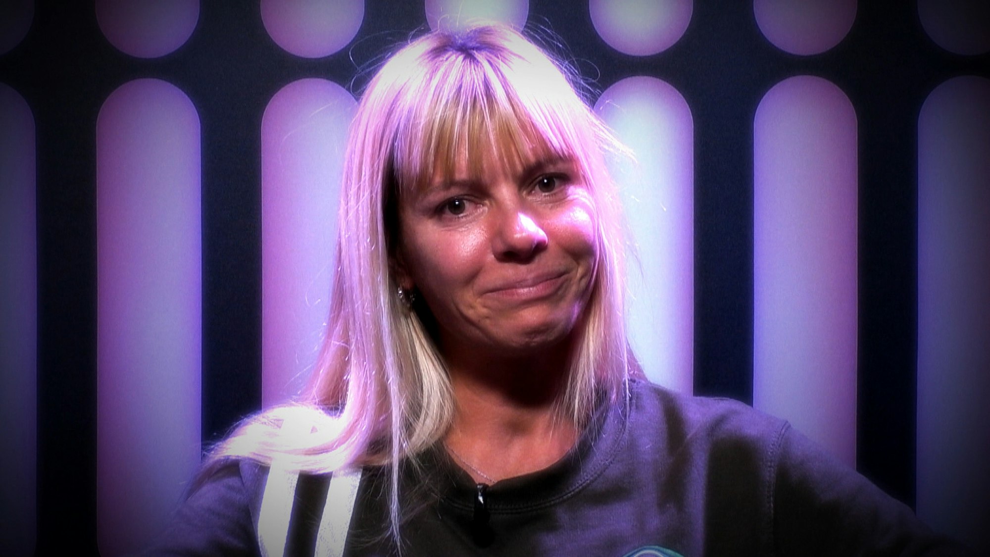 Babs Kijewski hat bei „Promi BB 2021“ Tränen in den Augen, als sie von Mobbing und Magersucht berichtet.