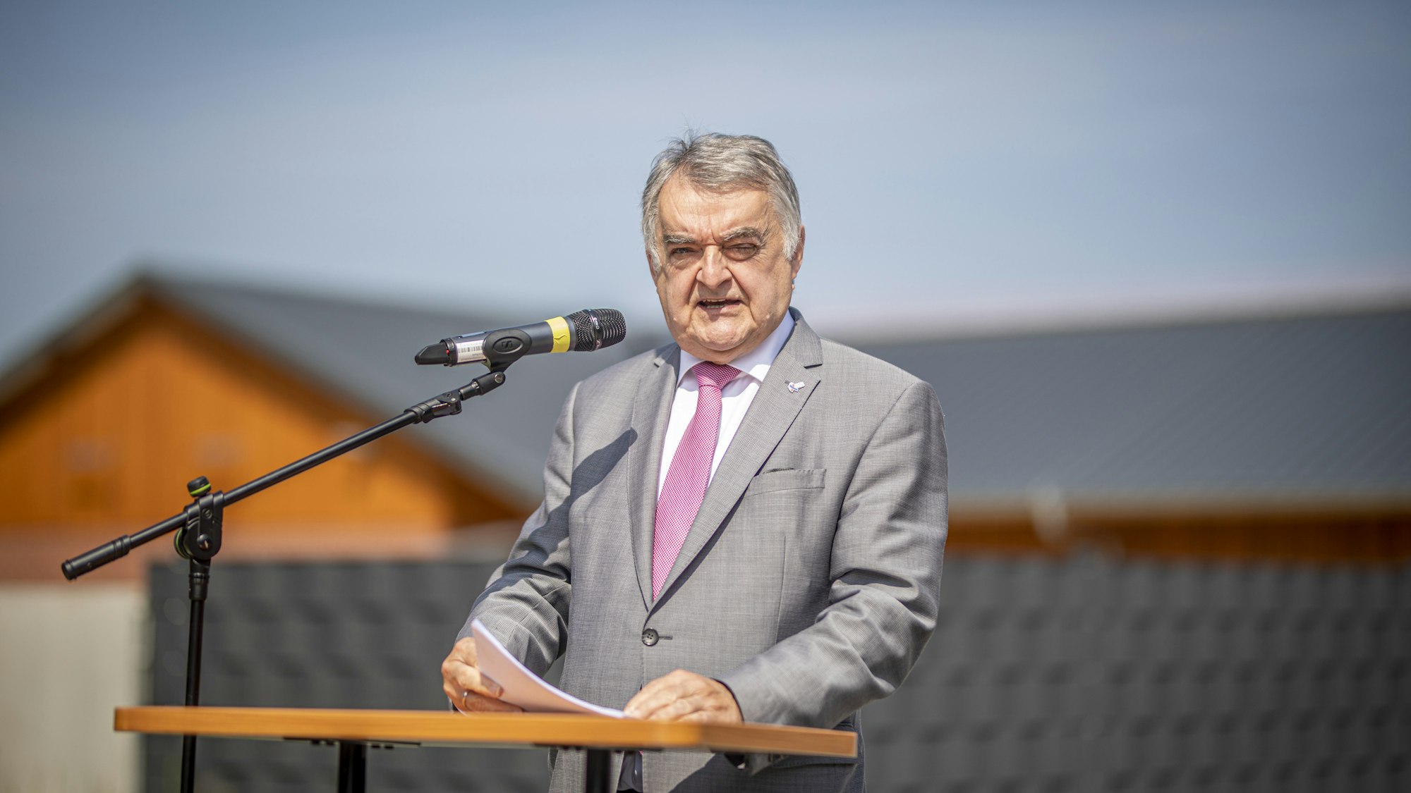 Nordrhein-Westfalens Innenminister Herbert Reul (CDU), hier bei einer Einweihung am 12. August in Bochum, hat die jüngsten Angriffe gegen Polizisten und Rettungskräfte scharf kritisiert.