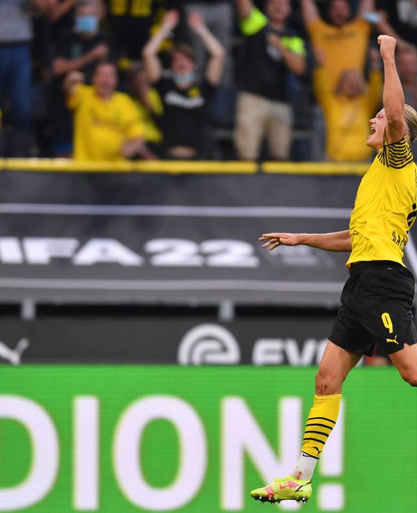 Erling Haaland jubelt mit den Fans von Borussia Dortmund