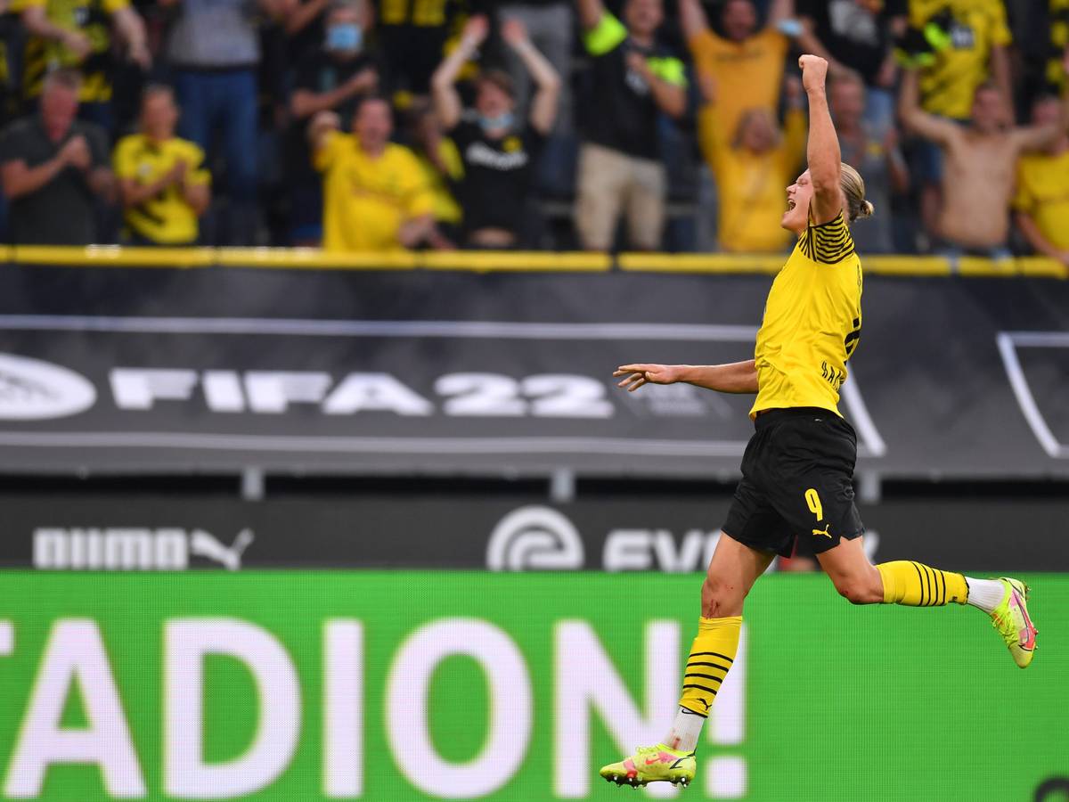 Erling Haaland jubelt mit den Fans von Borussia Dortmund