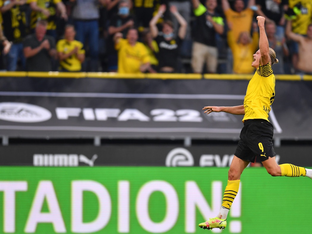 Erling Haaland jubelt mit den Fans von Borussia Dortmund