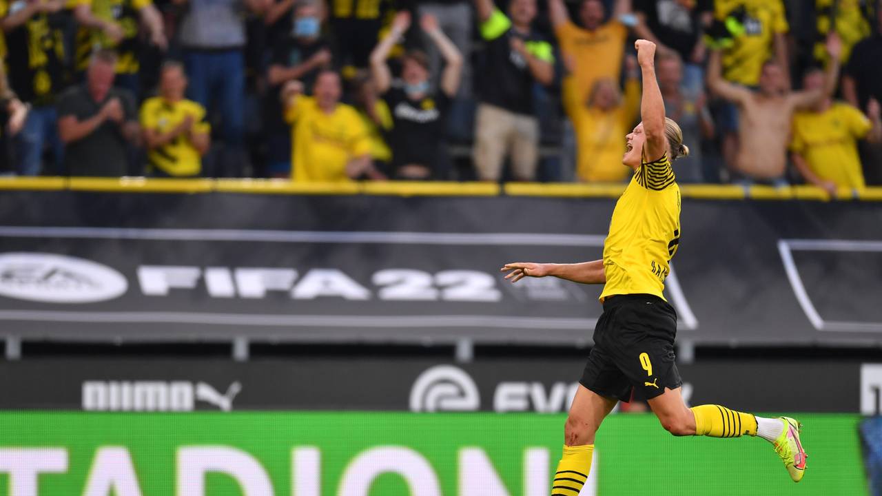 Erling Haaland jubelt mit den Fans von Borussia Dortmund
