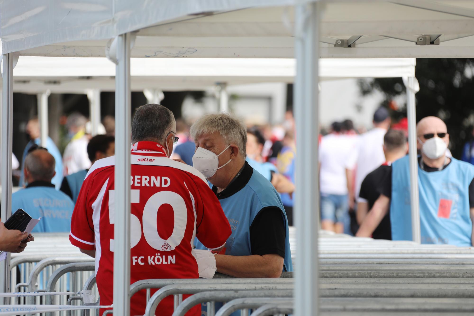 Ein FC-Fan bei der Einlasskontrolle vor dem Spiel gegen Hertha BSC.