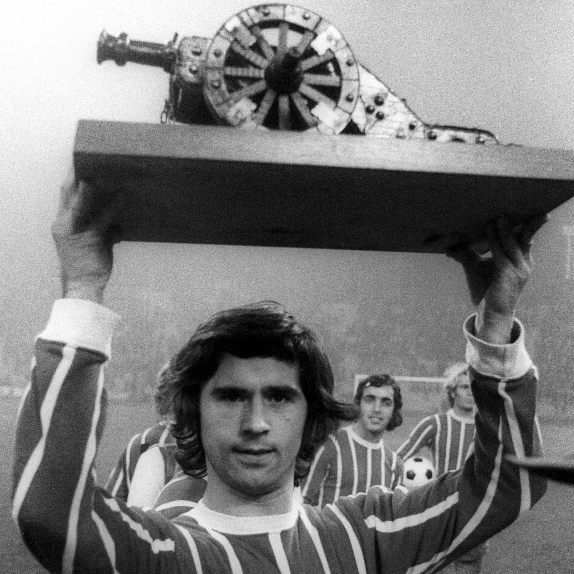 Gerd Müller (FC Bayern München) mit der Torjägerkanone