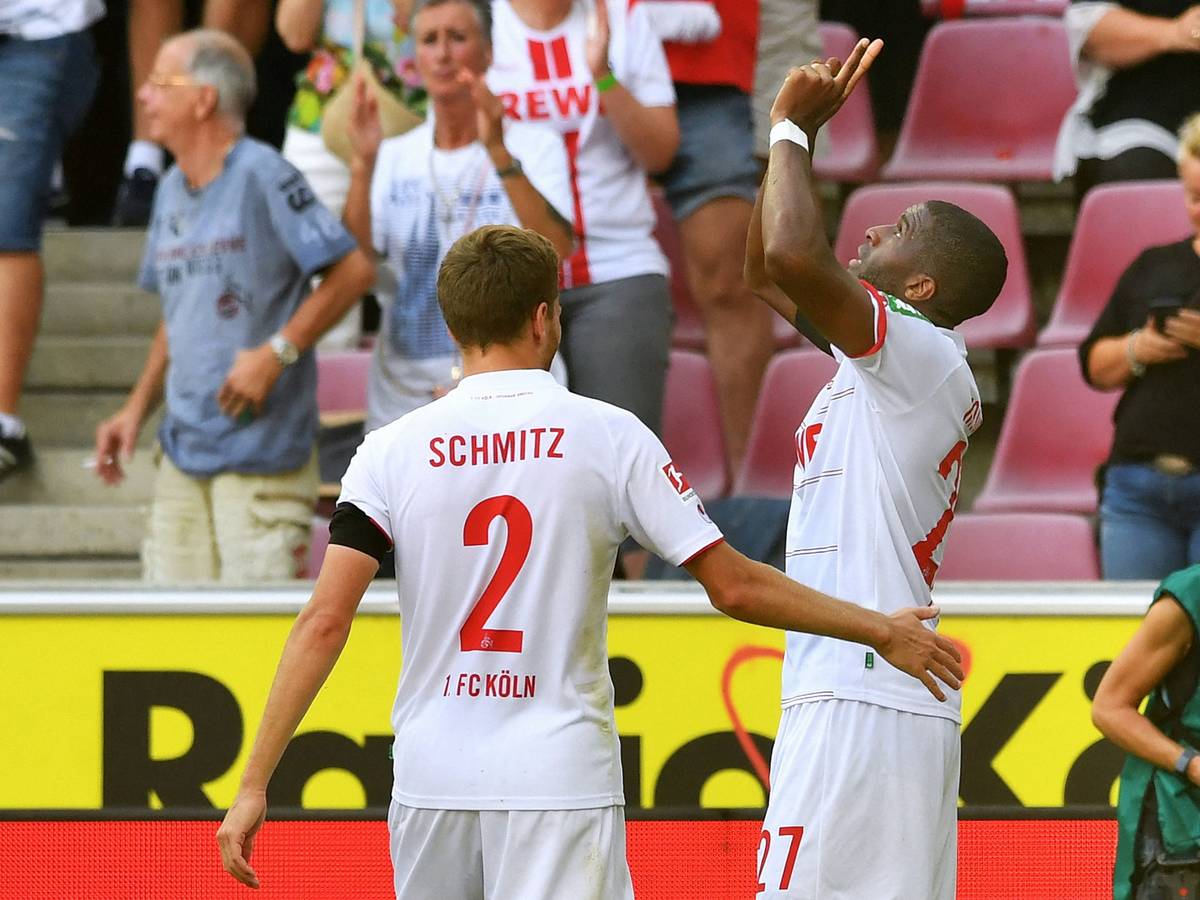 Anthony Modeste freut sich mit Benno Schmitz über das Tor für den 1. FC Köln.