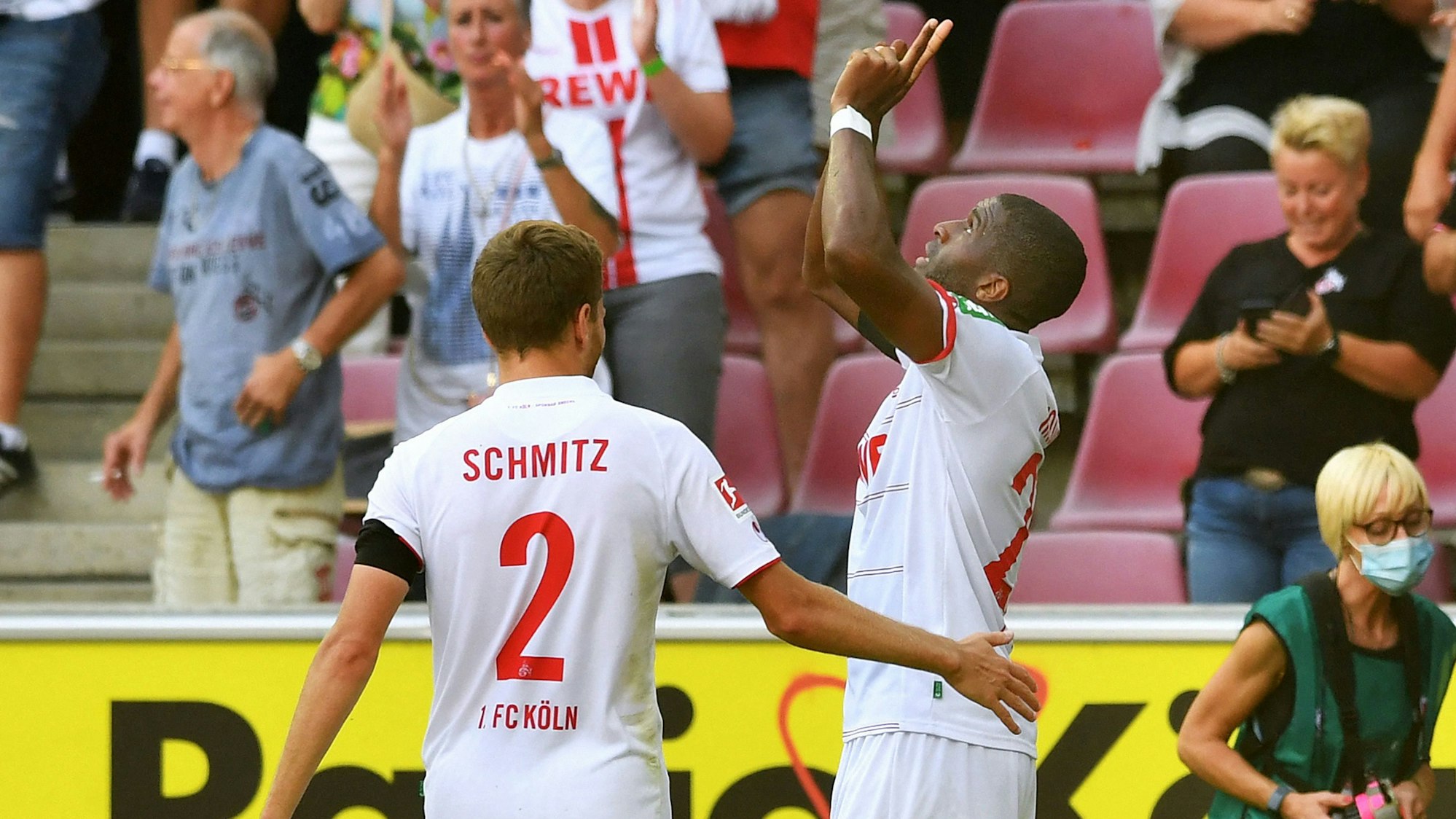 Anthony Modeste freut sich mit Benno Schmitz über das Tor für den 1. FC Köln.