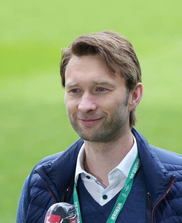 Sportdirektor Simon Rolfes (Bayer 04 Leverkusen) lächelt.