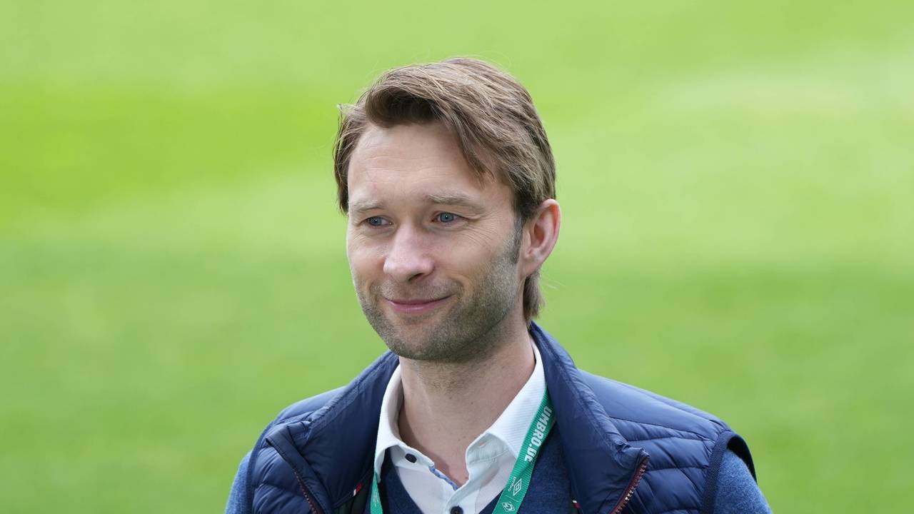 Sportdirektor Simon Rolfes (Bayer 04 Leverkusen) lächelt.