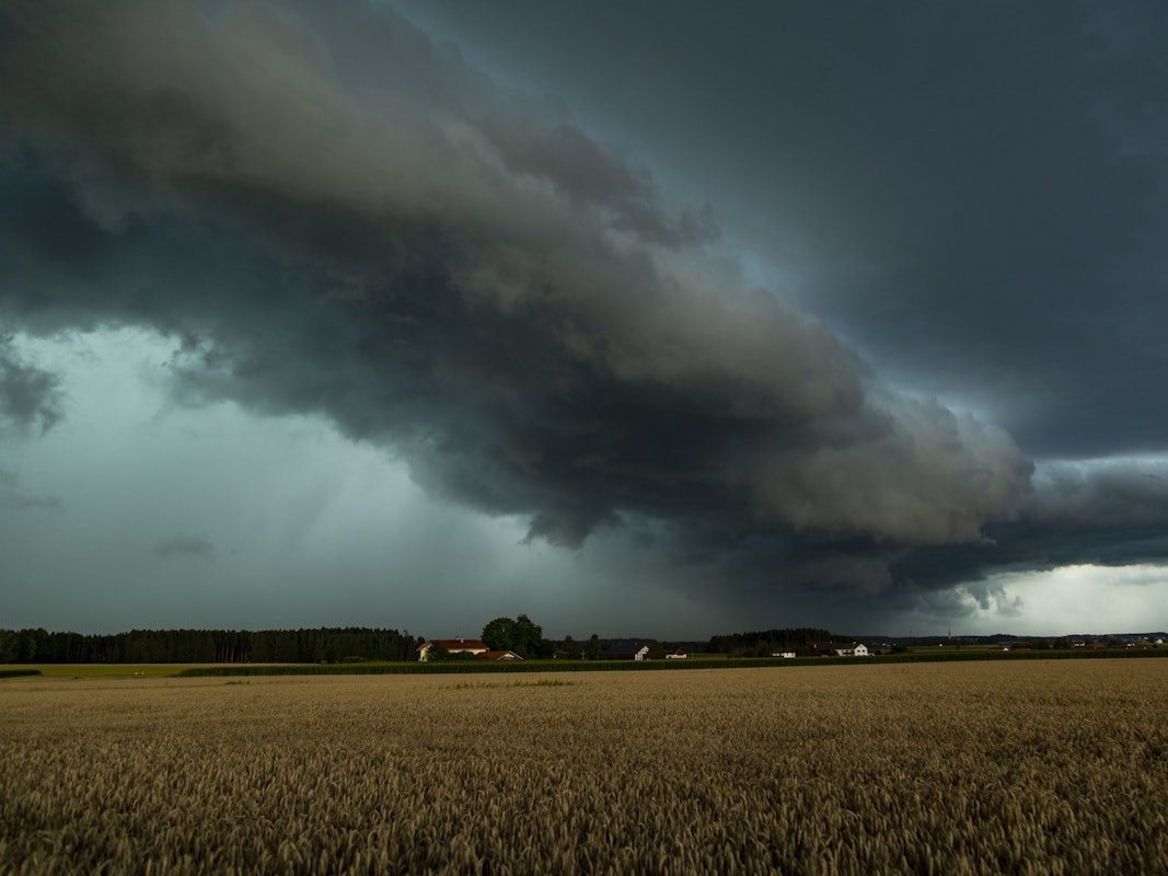 Ein Gewitter zieht am 7. August 2021 über Altenmarkt in Bayern. Für NRW sind am 10. September 2021 erneut starke Gewitter vorhergesagt.