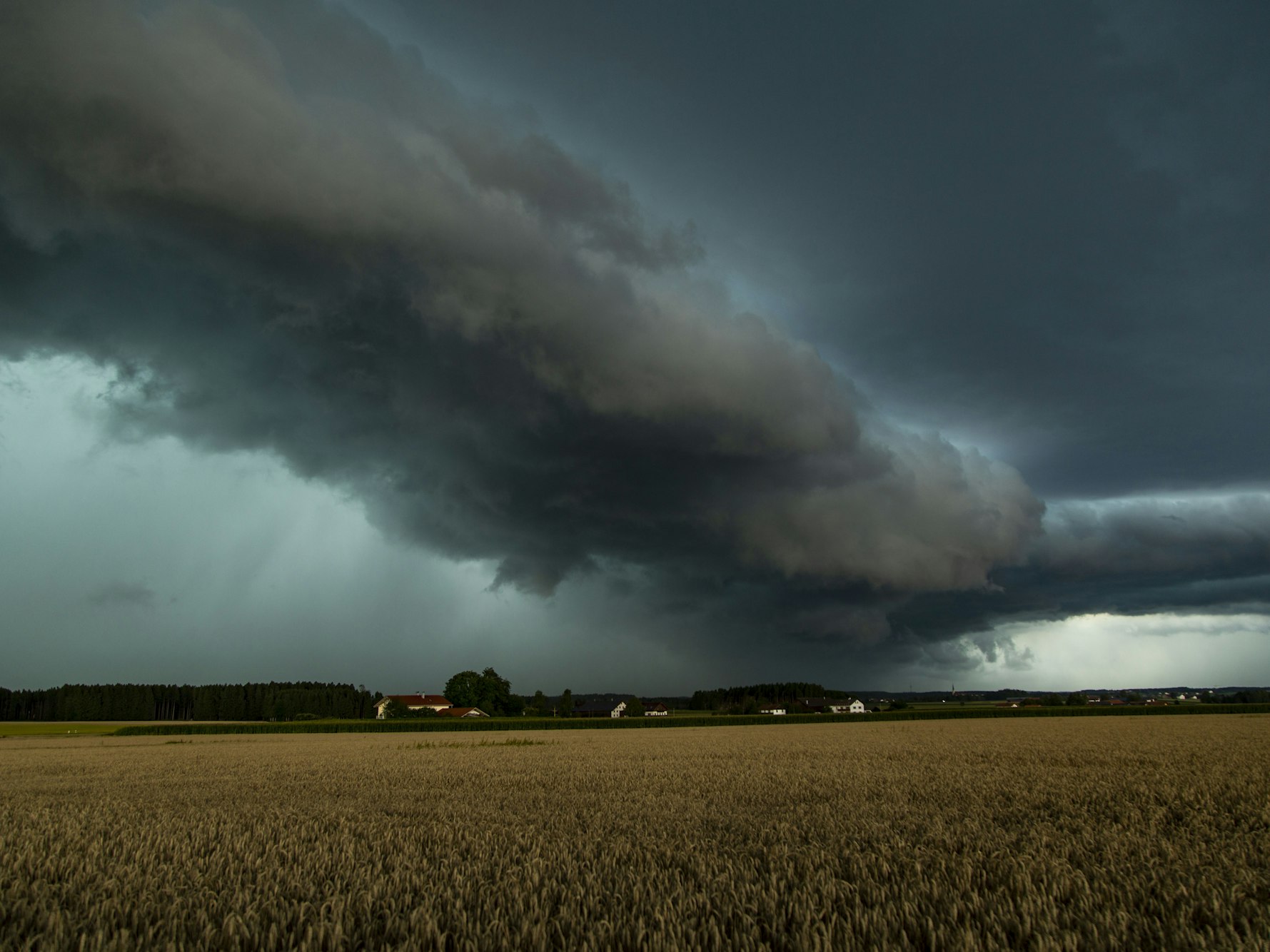 Der Deutsche Wetterdienst (DWD) warnt aktuell vor starkem Gewitter in Köln. Hier ein undatiertes Symbolbild von einem Gewitter in Bayern.