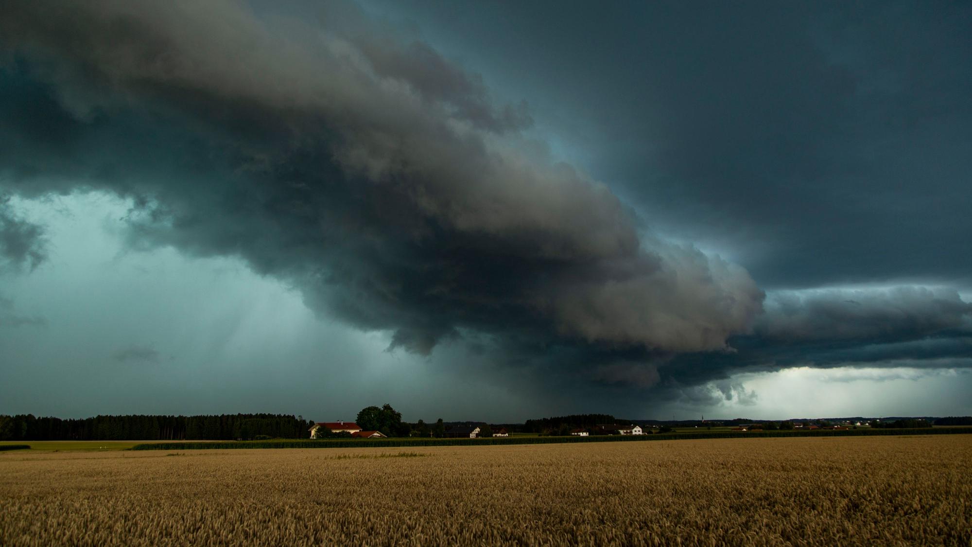 Ein Gewitter zieht am 7. August 2021 über Altenmarkt in Bayern. Für NRW sind am 10. September 2021 erneut starke Gewitter vorhergesagt.