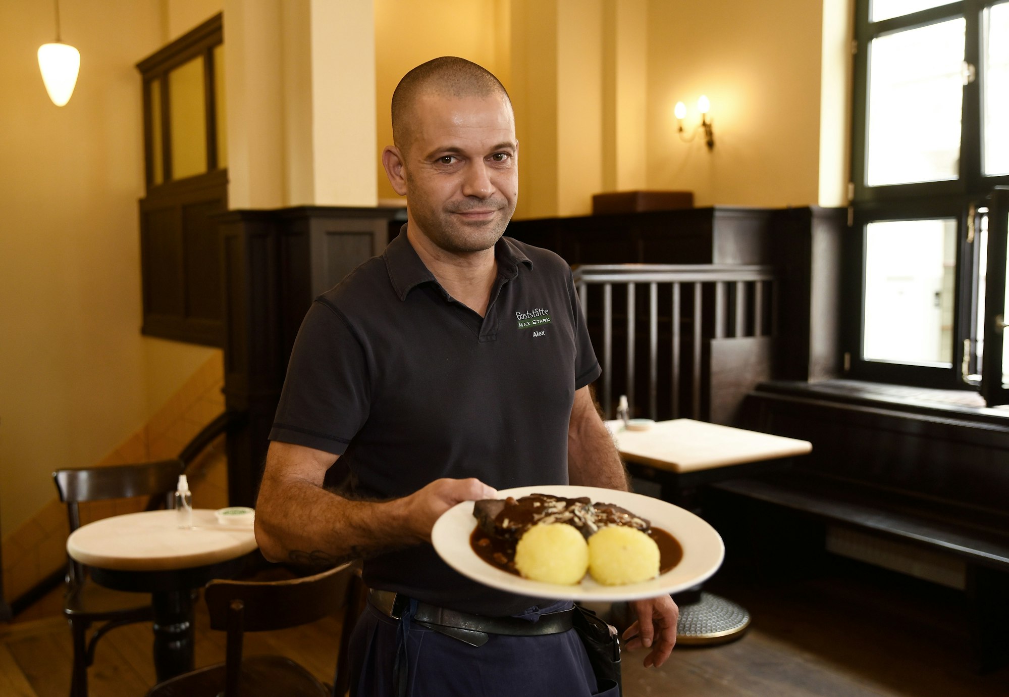 Köbes Alex mit Perdefleisch im Restaurant Max Stark.