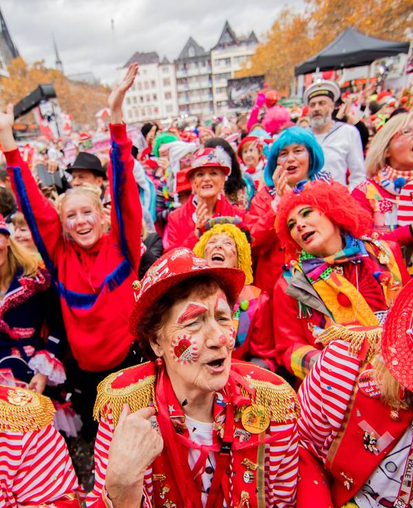 Karneval in Köln (hier ein Archivfoto von 2018) zieht extrem viele Jecken an. Doch wann ist es 2024 so weit? 11.11.2018, Nordrhein-Westfalen, Köln: Jecken jubeln um 11:11 Uhr auf dem Heumarkt beim Auftakt der Karnevalssession. Ob Karneval, Fastnacht oder Fasching: In vielen Regionen Deutschlands beginnt wieder die närrische Zeit.