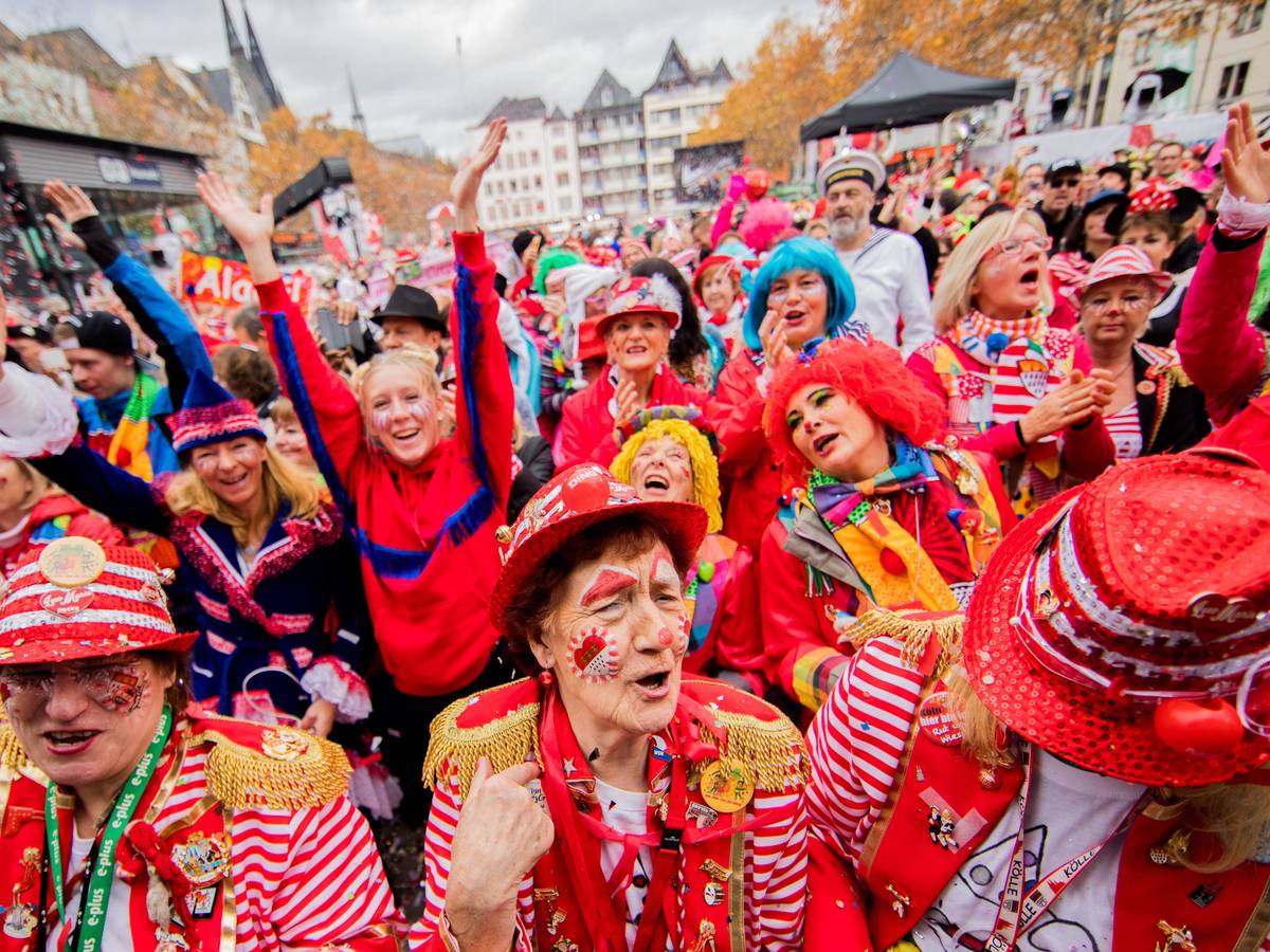 Köln: Jecken jubeln um 11:11 Uhr auf dem Heumarkt beim Auftakt der Karnevalssession.