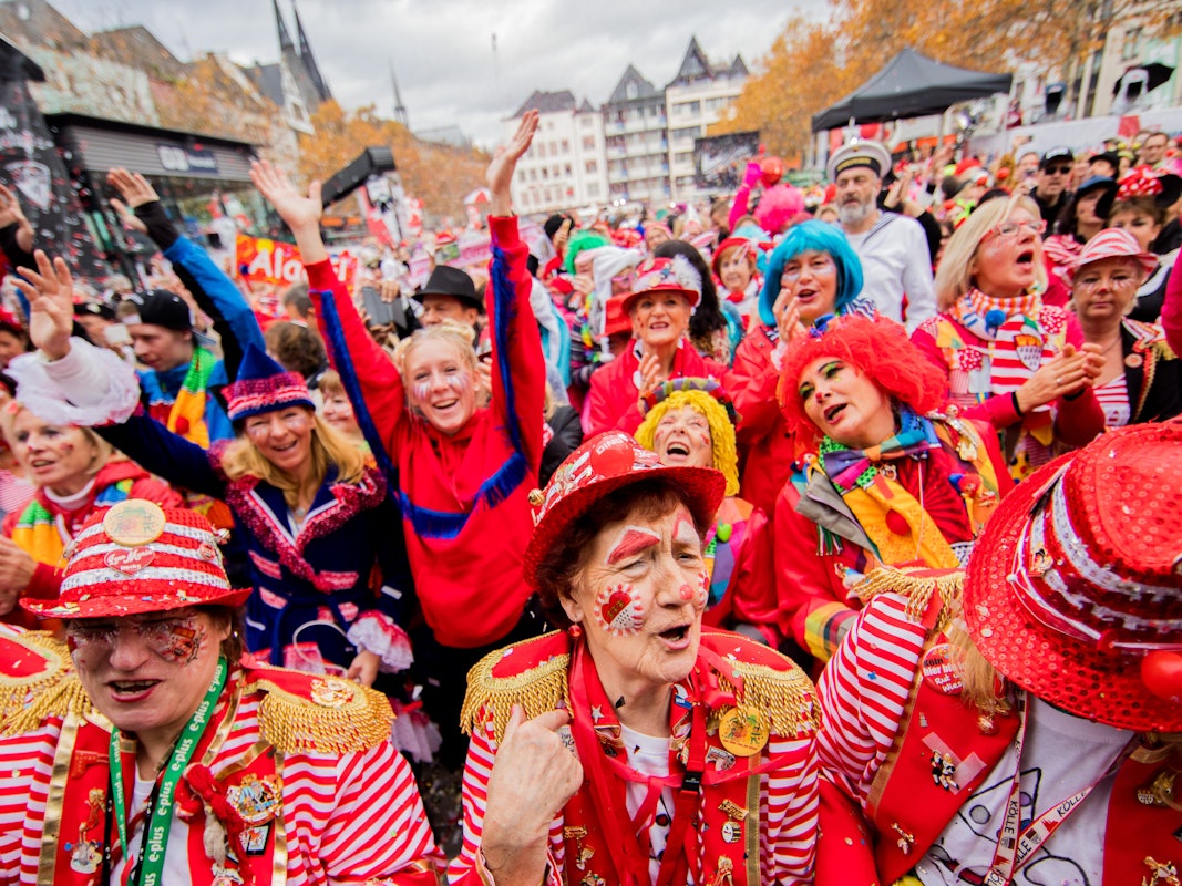 Köln: Jecken jubeln um 11:11 Uhr auf dem Heumarkt beim Auftakt der Karnevalssession.