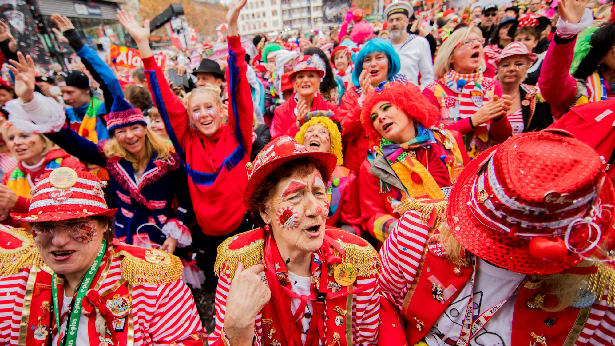Karneval in Köln (hier ein Archivfoto von 2018) zieht extrem viele Jecken an. Doch wann ist es 2024 so weit? 11.11.2018, Nordrhein-Westfalen, Köln: Jecken jubeln um 11:11 Uhr auf dem Heumarkt beim Auftakt der Karnevalssession. Ob Karneval, Fastnacht oder Fasching: In vielen Regionen Deutschlands beginnt wieder die närrische Zeit.