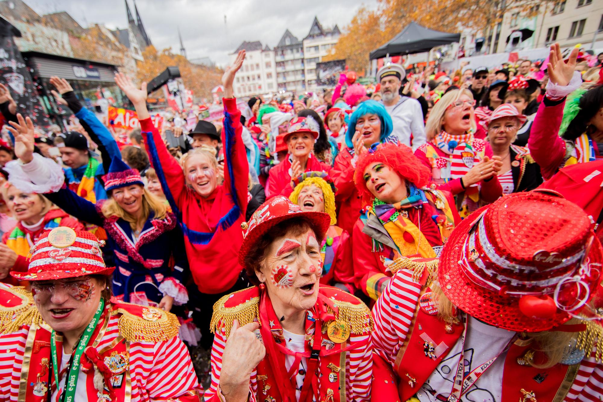 Jecken jubeln um 11:11 Uhr auf dem Heumarkt beim Auftakt der Karnevalssession.