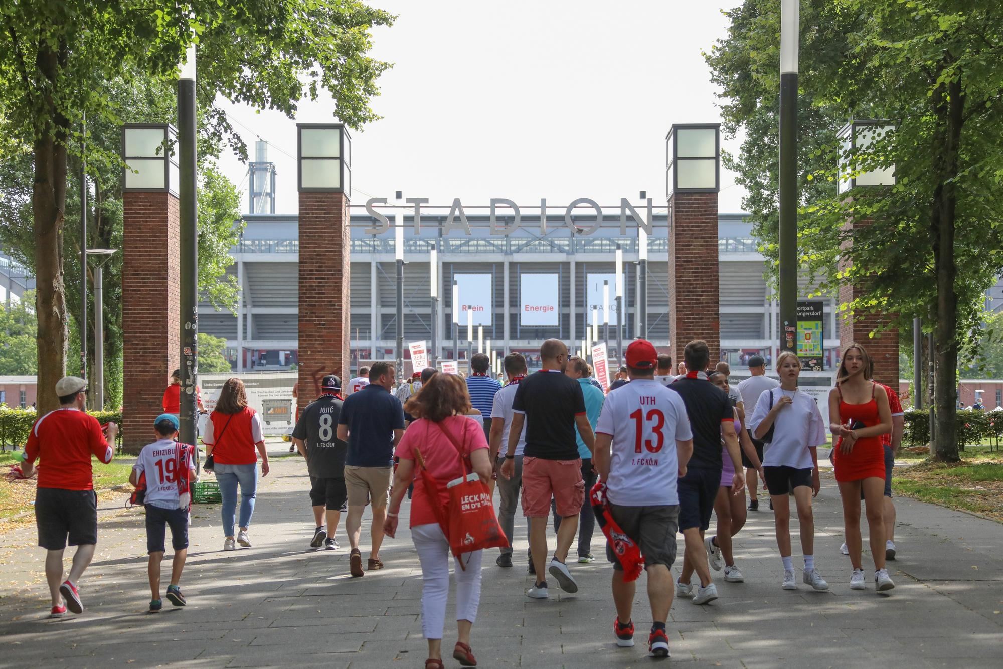 Fans des 1. FC Köln gehen in Richtung des Rhein-Energie-Stadions.