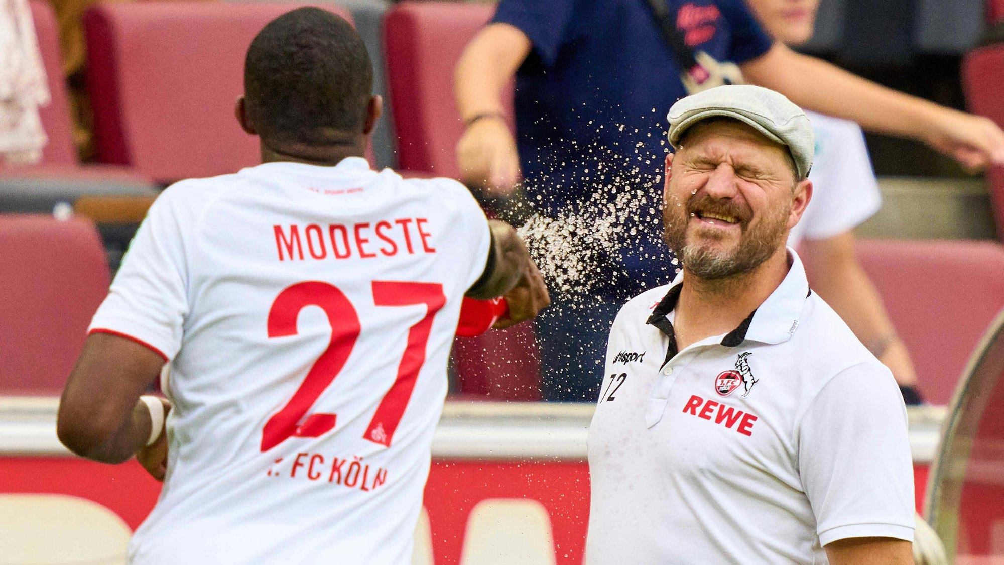 Anthony Modeste spritzt Steffen Baumgart nass.