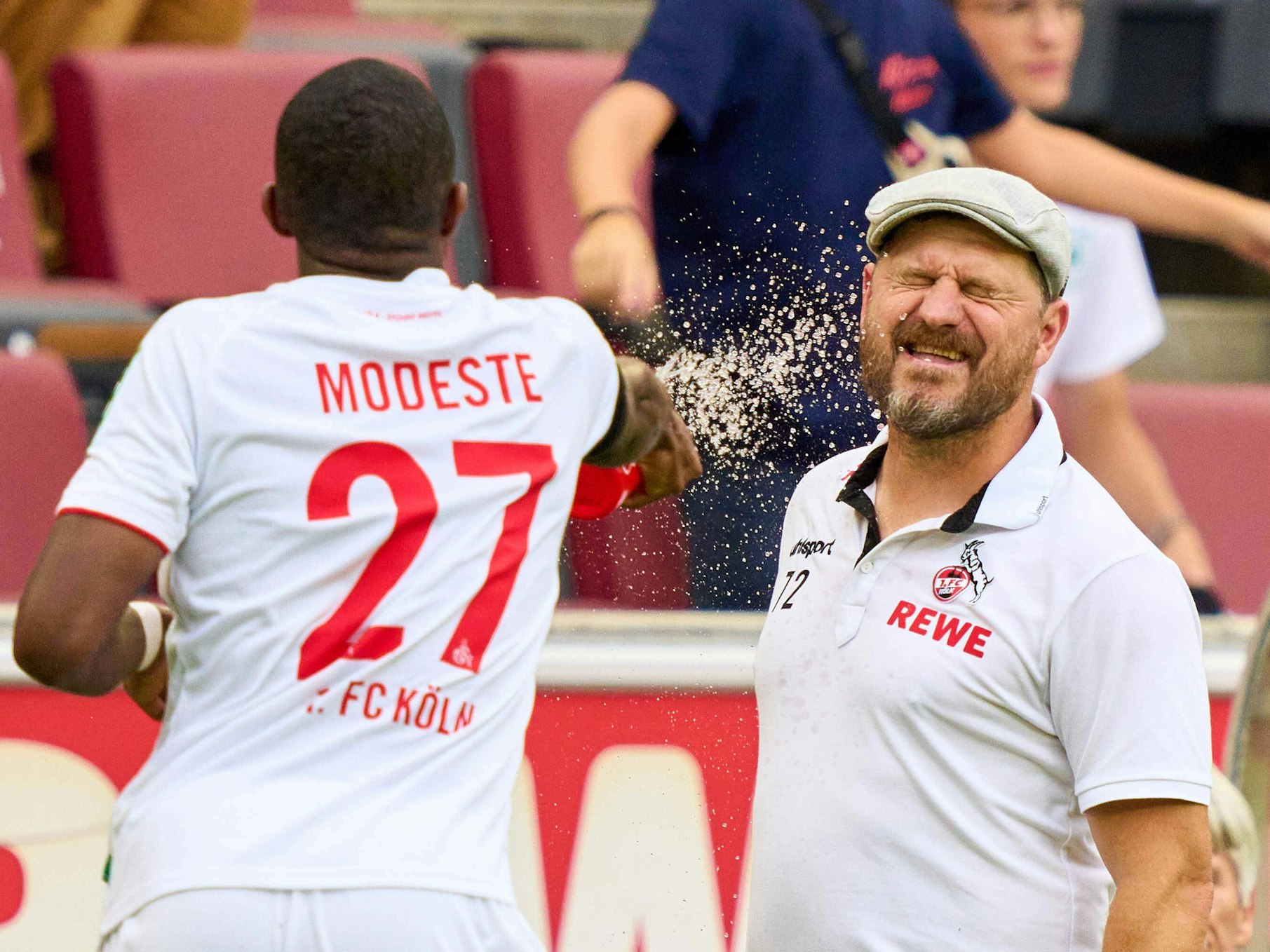 Anthony Modeste spritzt Steffen Baumgart nass.