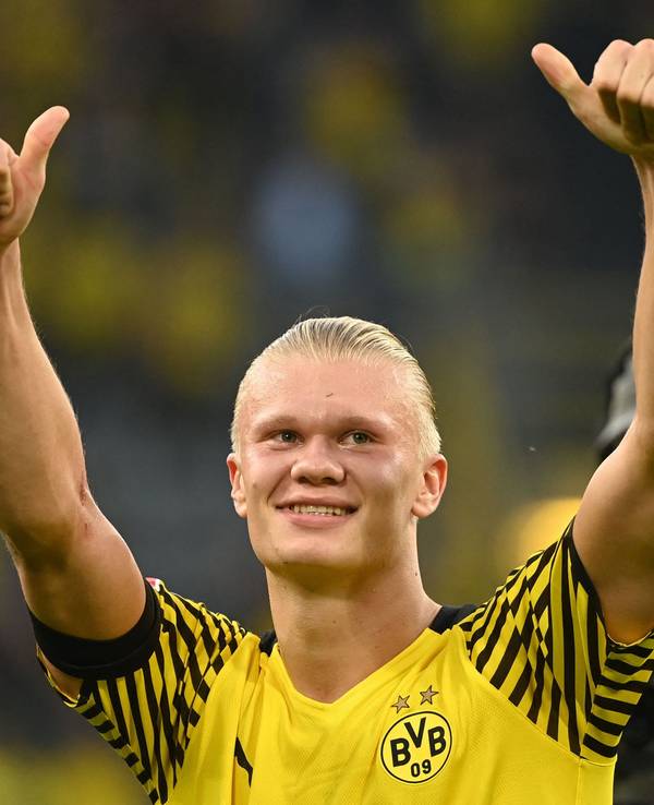 Erling Haaland grüßt die Fans bei Borussia Dortmund