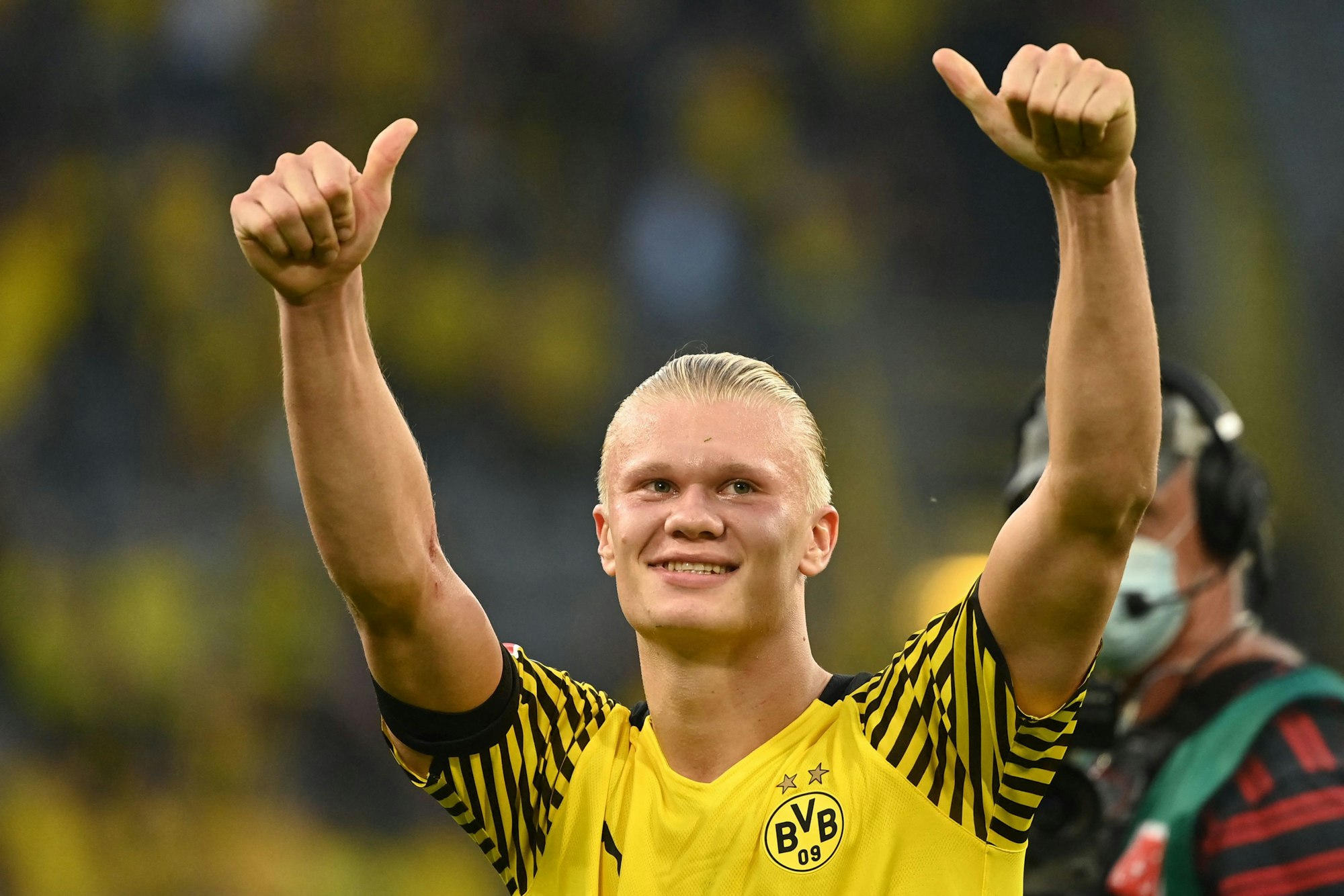 Erling Haaland grüßt die Fans bei Borussia Dortmund