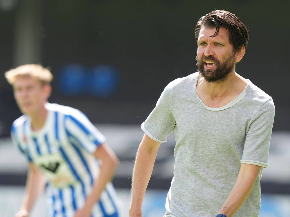 Peter Hyballa coacht seine Mannschaft