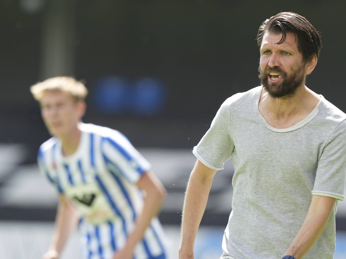 Peter Hyballa coacht seine Mannschaft