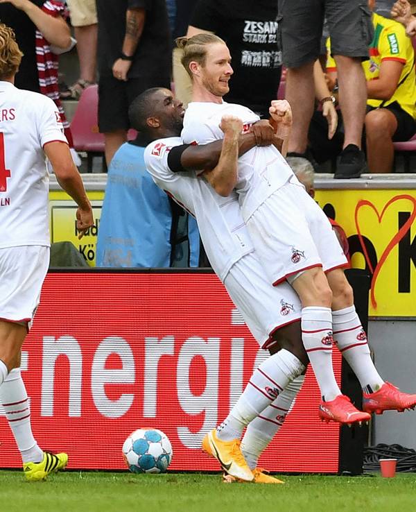 Florian Kainz jubelt mit Anthony Modeste für den 1. FC Köln gegen Hertha BSC.
